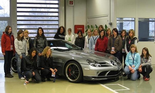 Teilnehmerinnen des Girls Days im Werk Sindelfingen mit einem Mercedes-Benz SLR. Foto: Auto-Reporter/Daimler